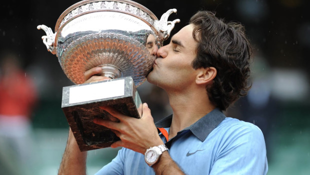 Roger Federer besa la copa de campeón de Roland Garros en 2009
