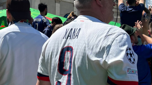 Un aficionado del PSG homenajea a la hija de Luis Enrique Xana