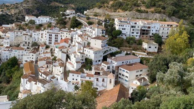 Inconfundibles fachadas y tejados de los conocidos como pueblos blancos de Andalucía