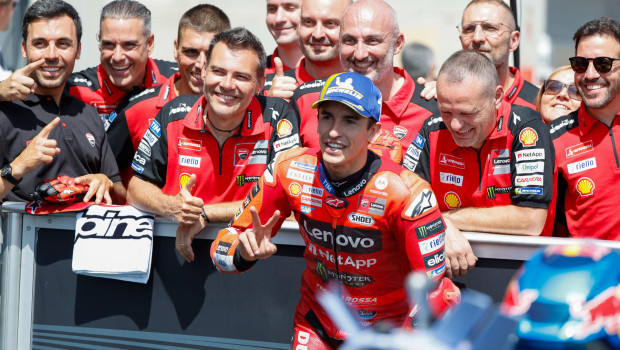 Marc Márquez celebra la pole conseguida en el GP de Aragón