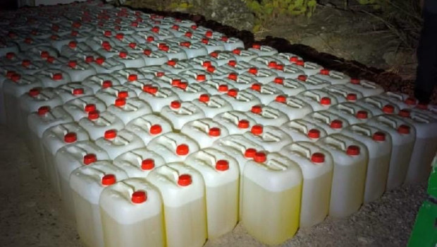Petacas con combustibles para abastecer a narcolanchas.
REMITIDA / HANDOUT por GUARDIA CIVIL
Fotografía remitida a medios de comunicación exclusivamente para ilustrar la noticia a la que hace referencia la imagen, y citando la procedencia de la imagen en la firma
10/6/2025