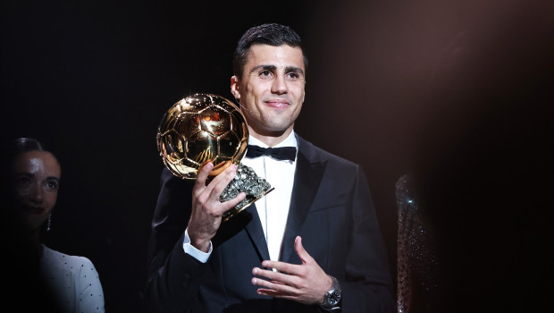 Rodri posa con el Balón de oro