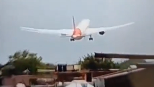 El avión, instantes antes de estrellarse