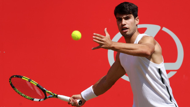 Carlos Alcaraz, en acción durante una sesión de entrenamiento en el torneo de tenis de Queen's