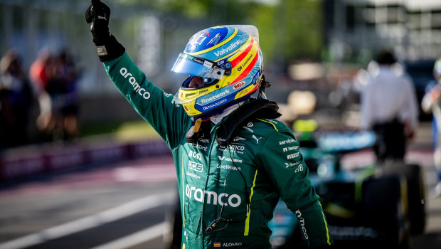 Fernando Alonso saluda a los aficionados tras el GP de Canadá
