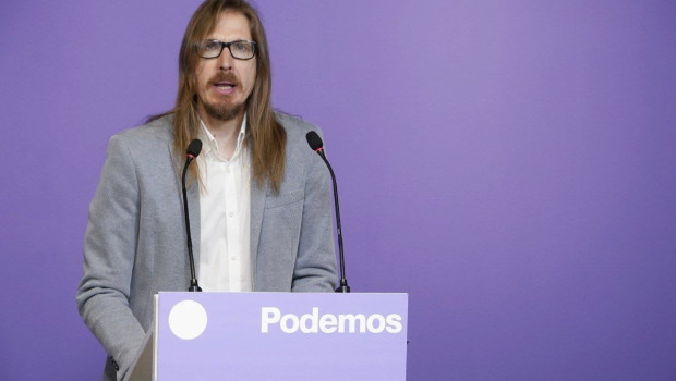 El secretario de Organización de Podemos y coportavoz del partido, Pablo Fernández, interviene en rueda de prensa.