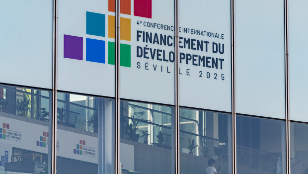 Fachada del Palacio de Congresos FIBES de Sevilla este viernes. La IV Conferencia Internacional sobre Financiación para el Desarrollo (FFD4), que acogerá Sevilla a partir del próximo lunes hasta el 3 de julio, se suma a las grandes citas de relevancia mundial, como la Exposición Iberoamericana de 1929 o la Expo'92, que la capital de Andalucía ha albergado a lo largo de su historia. EFE/ Julio Muñoz