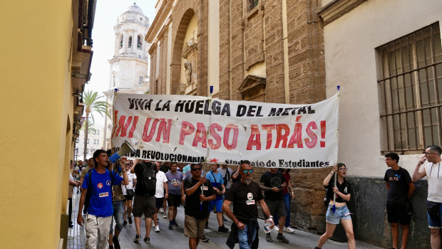 Los trabajadores del metal de la provincia de Cádiz se manifiestan por las calles gaditanas este viernes cuando se cumplen cinco días de huelga indefinida, mientras las negociaciones entre los sindicatos UGT y CCOO y la Federación de Empresarios del Metal de Cádiz se retoman en la sede de Sevilla del Consejo Andaluz de Relaciones Laborales.EFE/Román Ríos.