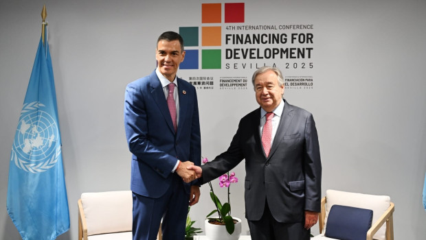 El presidente del Gobierno, Pedro Sánchez, y el secretario general de Naciones Unidas, Antonio Guterres, durante la IV Conferencia Internacional para la Financiación al Desarrollo de la ONU que se celebra en Sevilla.
REMITIDA / HANDOUT por MONCLOA
Fotografía remitida a medios de comunicación exclusivamente para ilustrar la noticia a la que hace referencia la imagen, y citando la procedencia de la imagen en la firma
30/6/2025