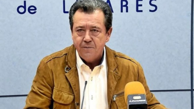 Fernández, que fue alcalde entre 1999 y 2018 y portavoz del Grupo Municipal Socialista entre 2011 y 2017, se asignó a sí mismo un sobresueldo mensual de 1.700 euros mediante la emisión de cheques al portador
