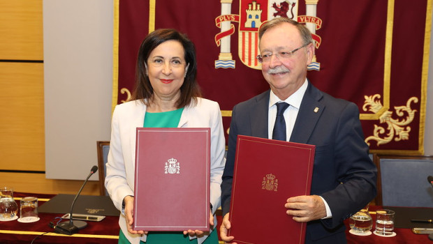 La ministra de Defensa, Margarita Robles, y el presidente de Ceuta, Juan Jesús Vivas, firman un acuerdo para que la ciudad autónoma use 140.000 metros cuadrados de Defensa para construir vivienda social.