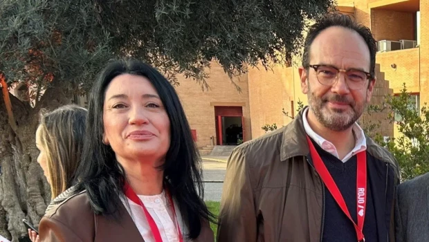 Anabel Mateos junto con su marido, Antonio Hernando, secretario de Estado