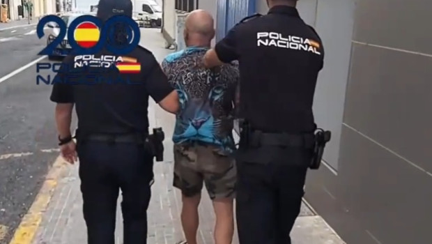 Agentes de la Policía Nacional con uno de los detenidos por los altercados en la huelga del metal.

REMITIDA / HANDOUT por POLICÍA NACIONAL
Fotografía remitida a medios de comunicación exclusivamente para ilustrar la noticia a la que hace referencia la imagen, y citando la procedencia de la imagen en la firma
08/7/2025