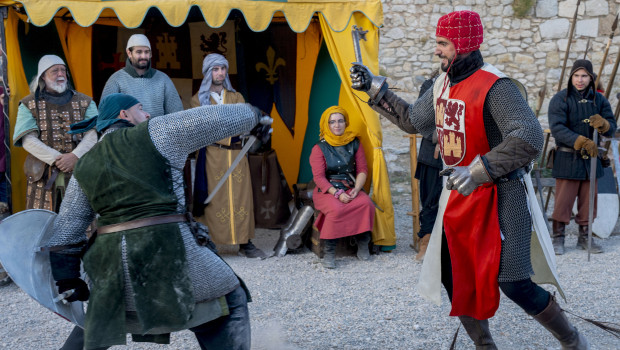 Miles de personas han viajado este fin de semana a la época medieval visitando el Castillo de Santa Catalina de Jaén, transformado en un auténtico campamento del siglo XIII con motivo de la actividad Moradores en el Castillo, en el marco del 1.200 aniversario de la capitalidad de Jaén
