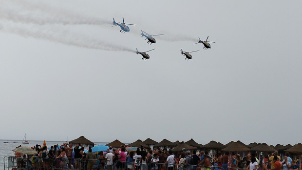 La embajadora del Ejército del Aire y del Espacio en el Festival Aéreo Internacional Torre del Mar, la Patrulla Aspa.