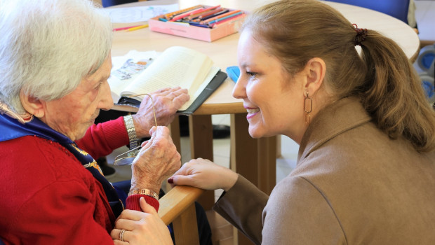 La consejera de Familia, Juventud y Asuntos Sociales, Ana Dávila, en su visita a a la residencia y centro de día municipal Hontanar de Jarama