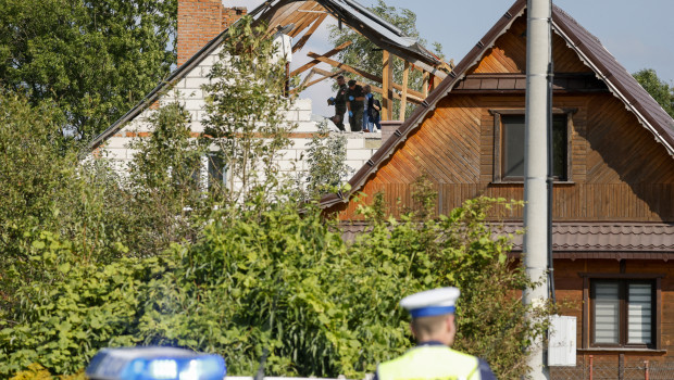 La Policía polaca en el lugar donde un dron se estrelló contra una residencia en Polonia