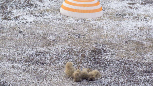 Una foto proporcionada por la NASA muestra la nave espacial Soyuz MS-27 mientras aterriza en un área remota cerca de la ciudad de Zhezkazgan