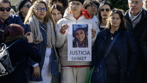 JAÉN, 01/12/2025.- La madre de Sharit (2i), una de las dos adolescentes cuyos cuerpos sin vida aparecieron ayer en el parque de la Concordia de Jaén, junto a varios familiares durante el minuto de silencio que este lunes ha secundado el Ayuntamiento jiennense. Una acción que también se repetirá a las puertas del instituto donde cursaban estudios mientras la investigación, que apunta a un suicidio, continúa abierta y bajo secreto de sumario