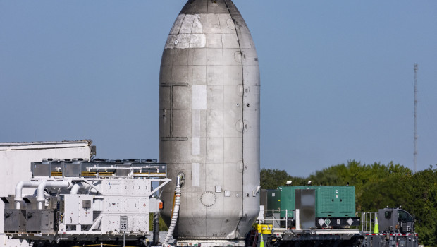 Una carena de carga útil Falcon 9 de SpaceX es transportada en un remolque de plataforma plana el día en que Artemis II se prepara para su lanzamiento en el Centro Espacial Kennedy