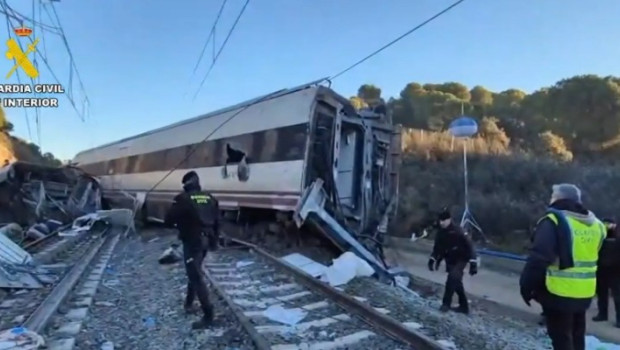 Agentes de la Guardia Civil, en el lugar de la catástrofe de Adamuz