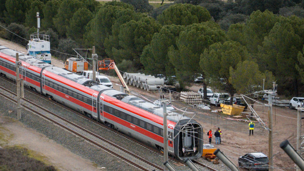 Trabajadores realizan tareas de retirada de los vagores en el punto de las vías donde tuvo lugar el accidente de trenes de Adamuz