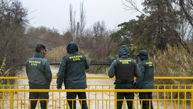 JAÉN, 04/02/2026.- Agentes de la Guardia Civil observan la crecida del río Jaén, a su paso por el puente Jontoya de Jaén. Unos 600 vecinos han sido desalojados de manera preventiva en la zona de Los Puentes de Jaén ante el riesgo de inundaciones por la crecida de ríos tras el paso de la borrasca Leonardo, según han confirmado este miércoles fuentes del servicio de Emergencias 112 Andalucía. EFE/ Jose Manuel Pedrosa