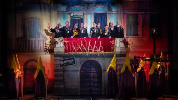 ‘Sshhhh!!!’, la chirigota del Bizcocho, con su tipo de saeteros cantando desde un balcón