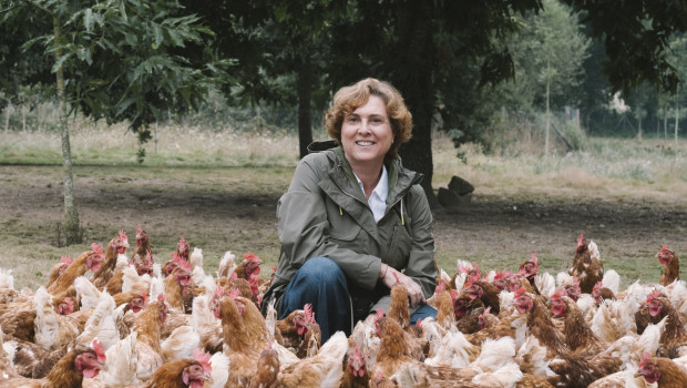 Nuria con las gallinas de Pazo de Vilane