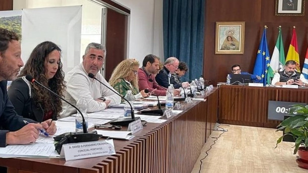 El concejal y portavoz de Vox en el Ayuntamiento de Cartaya (Huelva), Francisco Jesús Díaz (con camisa blanca), en un pleno del Ayuntamiento.

REMITIDA / HANDOUT por VOX CARTAYA
Fotografía remitida a medios de comunicación exclusivamente para ilustrar la noticia a la que hace referencia la imagen, y citando la procedencia de la imagen en la firma
27/3/2026