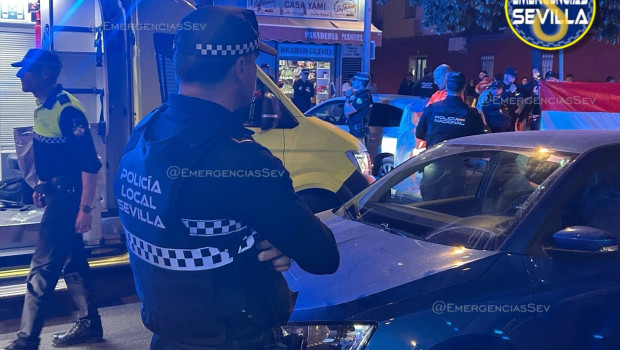 Policías locales, en el lugar del accidente

REMITIDA / HANDOUT por AYTO.DE SEVILLA
Fotografía remitida a medios de comunicación exclusivamente para ilustrar la noticia a la que hace referencia la imagen, y citando la procedencia de la imagen en la firma
13/4/2026