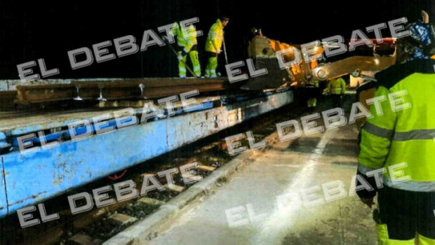 Funcionarios del Ministerio de Transportes retirando pruebas del accidente de Adamuz (Córdoba)