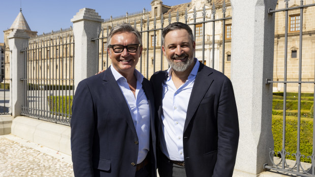 Manuel Gavira, junto al presidente de Vox, Santiago Abascal, a las puertas del Parlamento andaluz (archivo)