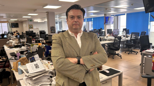 El periodista Jorge Muñoz posa para la entrevista en las instalaciones de Diario de Sevilla
