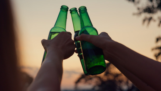 Imagen de unos amigos tomando cerveza