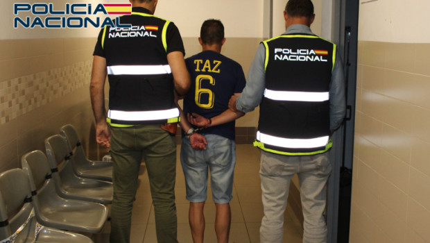 La Policía Nacional ha detenido en Granada a un hombre reincidente que ya había sido condenado a 100 años de prisión y que, aprovechando su régimen de tercer grado, ha cometido presuntamente y de forma reiterada varios nuevos delitos de agresión sexual y robo con violencia