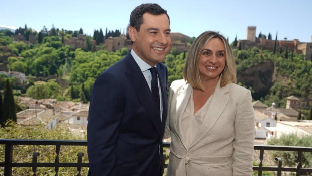 El presidente de la Junta, Juanma Moreno, junto a la alcaldesa de Granada, Marifrán Carazo, frente a la Alhambra
