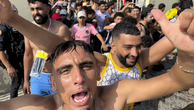 Vista de la entrada ilegal a nado en Ceuta de migrantes marroquíes y argelinos este jueves