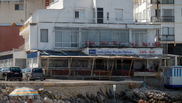 Imagen de un bar en una playa
