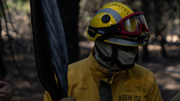 Un bombero durante en las tareas de extinción del incendio forestal de Madrid
