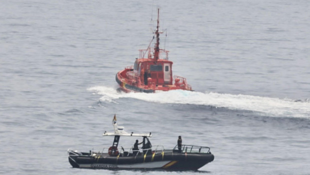 Embarcaciones de la Guardia Civil y Salvamento Marítimo patrullan en la playa del Tarajal