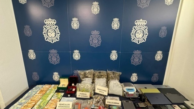 Droga, objetos y dinero intervenido en una operación policial.

REMITIDA / HANDOUT por POLICÍA NACIONAL
Fotografía remitida a medios de comunicación exclusivamente para ilustrar la noticia a la que hace referencia la imagen, y citando la procedencia de la imagen en la firma
10/8/2026
