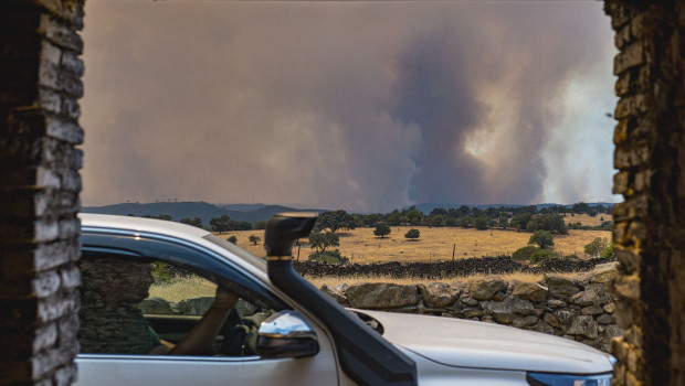 Vecinos desalojados por el incendio de Niebla muestran su "preocupación" e "incertidumbre"
