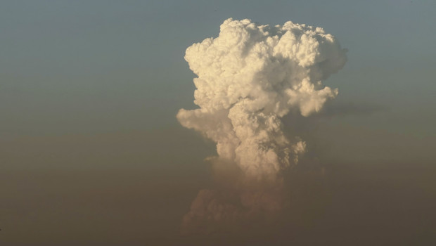 Columna de humo del incendio de Niebla vista desde Punta Umbría, a unos 50 kilómetros de distancia
