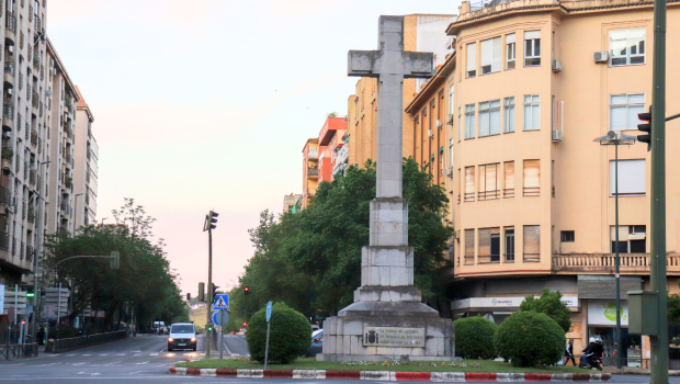 Cruz de los Caídos en la plaza de América de Cáceres