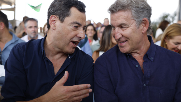 El presidente del PP, Alberto Núñez Feijóo (d), y el presidente andaluz, Juanma Moreno, participan este viernes en el tradicional acto de su formación en Málaga para abrir el curso político