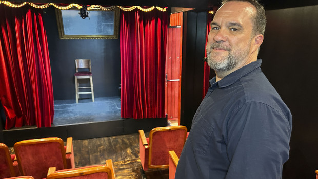 El gerente de CASALA Teatro, Fernando Rodalva, que funciona desde hace 14 años en el mercado de abastos de Triana, en Sevilla, posa para EFE durante la entrevista en la que ha explicado que este teatro está considerado el más pequeño del mundo, con 28 butacas y una programación estable durante todo el año. EFE/Fermín Cabanillas