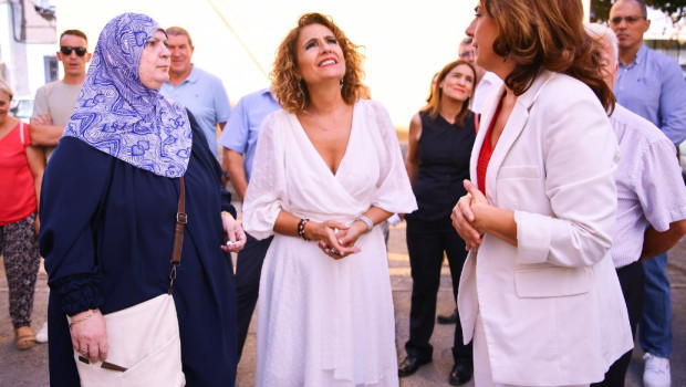 La líder del PSOE-A, María Jesús Montero, visita el barrio granadino del Zaidín