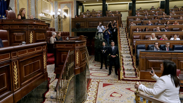 La diputada Ana Belén Vázquez se dirige a Francina Armengol al abandonar el hemiciclo