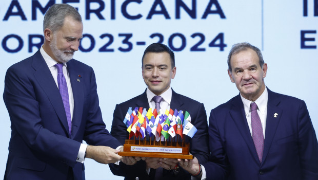 El Rey Felipe VI sostiene las banderas de los países iberoamericanos junto al presidente de Ecuador, Daniel Noboa y el secretario iberoamericano Andrés Allamand en el cierre de la Cumbre Iberoamericana de 2024